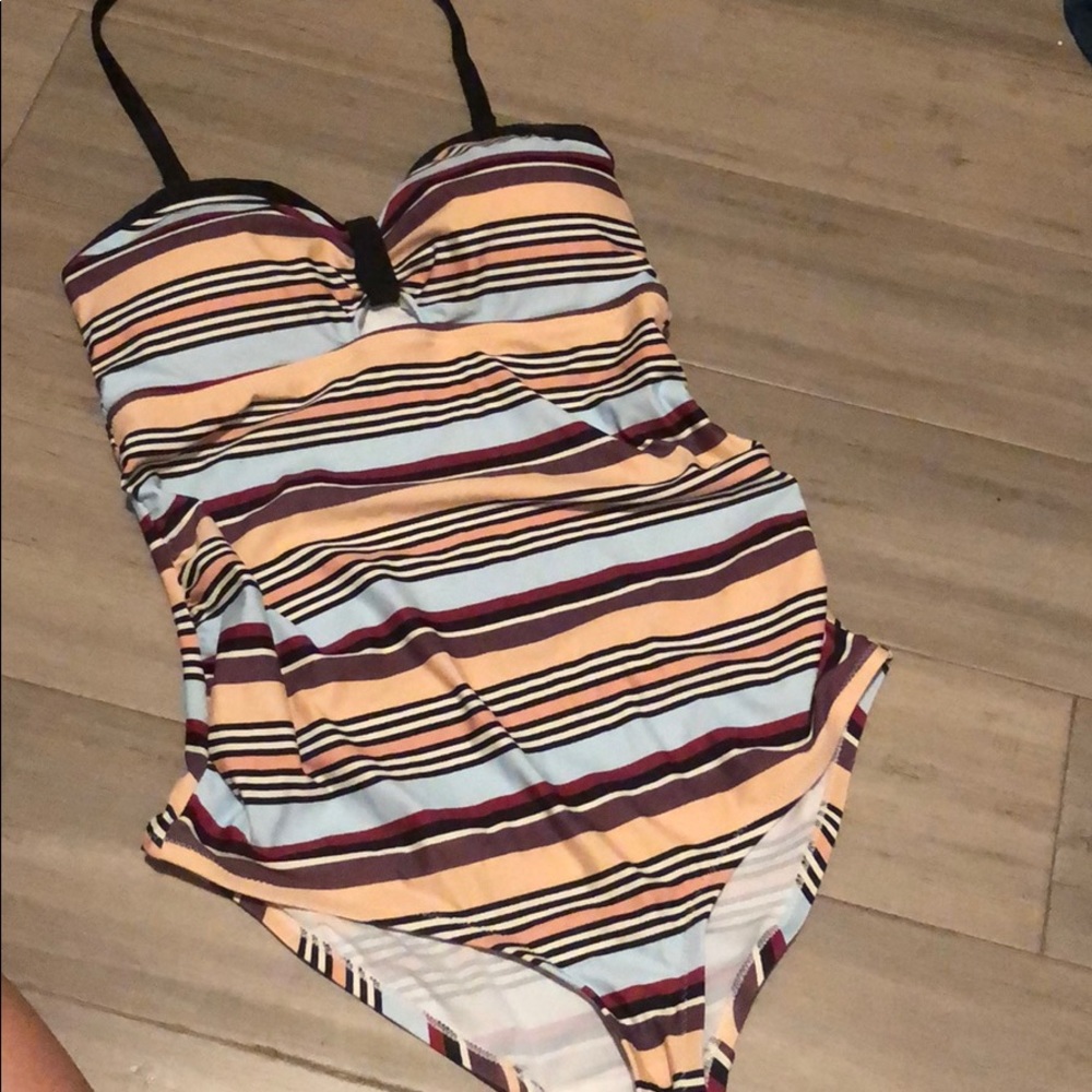 Jessica Simpson maternity swim